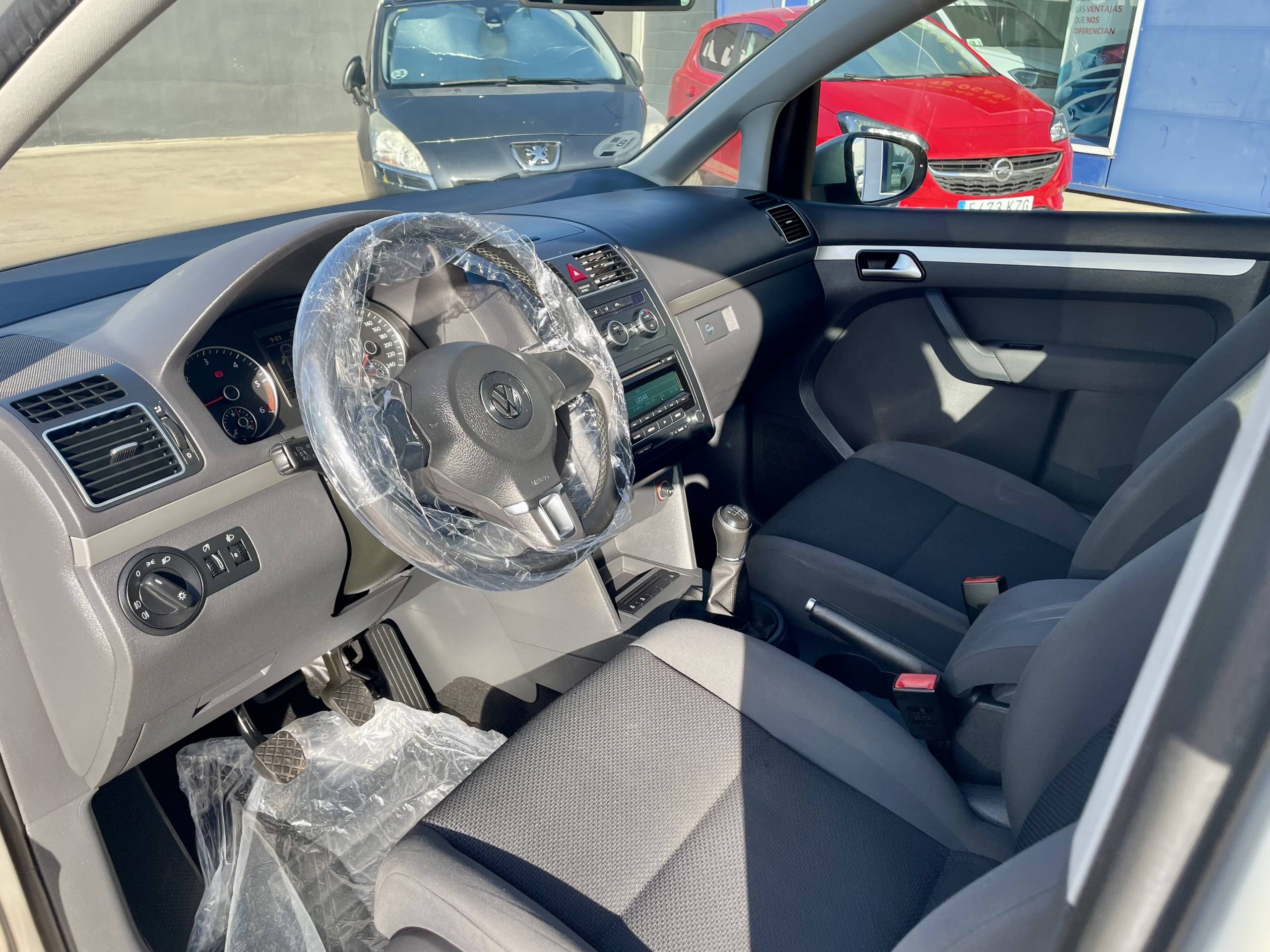 
								VOLKSWAGEN TOURAN full									