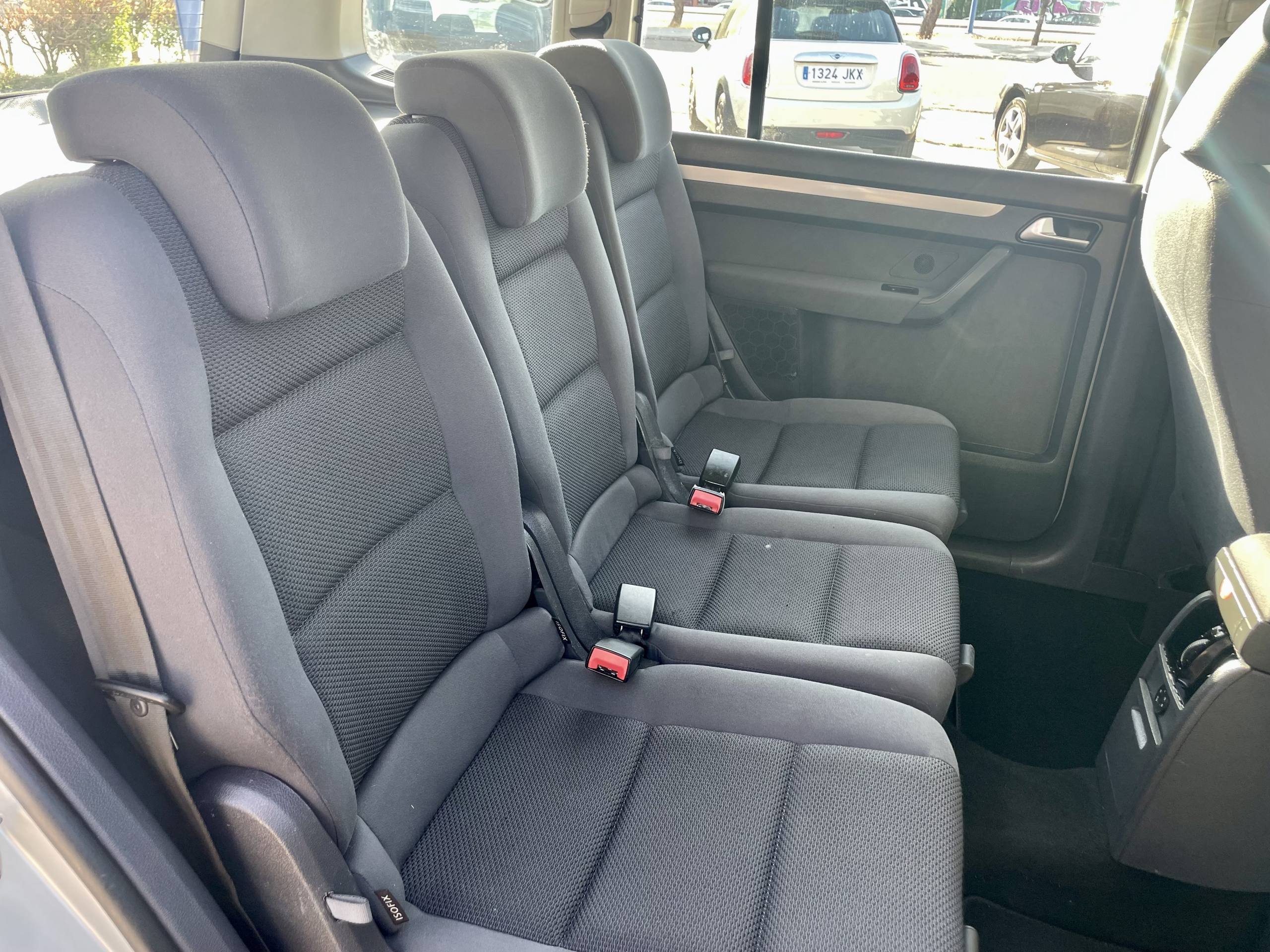 
								VOLKSWAGEN TOURAN full									
