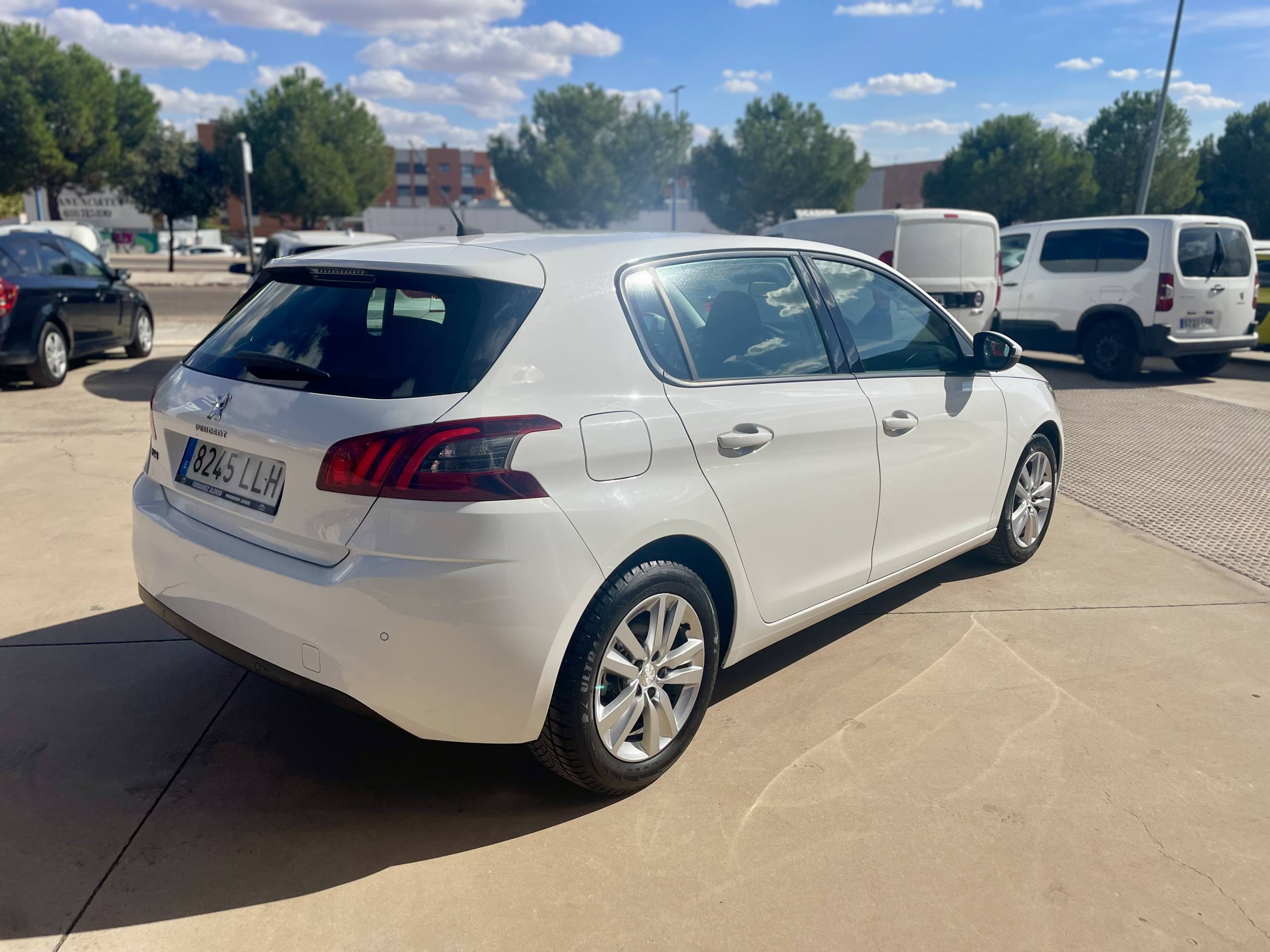 
								PEUGEOT 308 full									